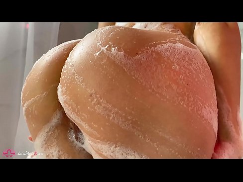 ❤️ Brunette o ipholla litho tsa botona kapa botšehali ho li khotsofatsa Pussy e nang le Vibrator ho ea ho Intense Orgasm in Shower ☑  ﹏